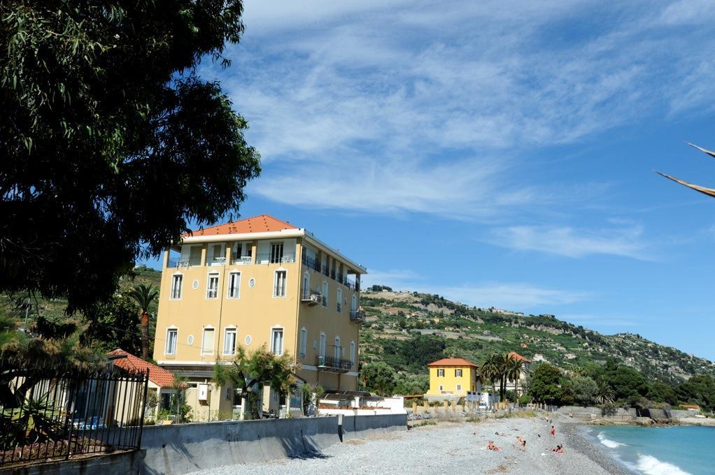 Holiday'S Beach Lejlighedshotel Ventimiglia Eksteriør billede