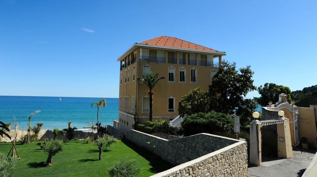 Holiday'S Beach Lejlighedshotel Ventimiglia Eksteriør billede